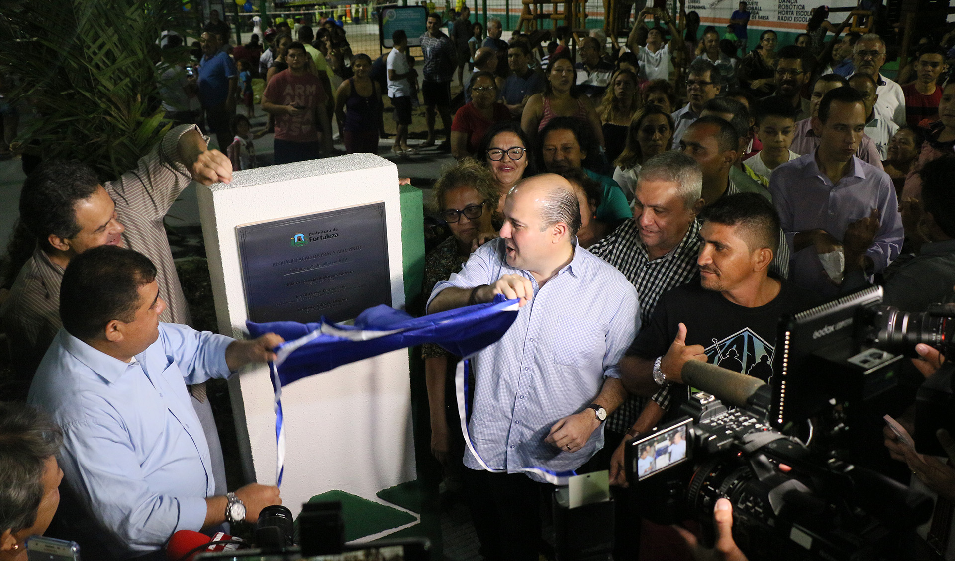 prefeito roberto cláudio descerra a placa comemorativa da praça que foi inaugurada